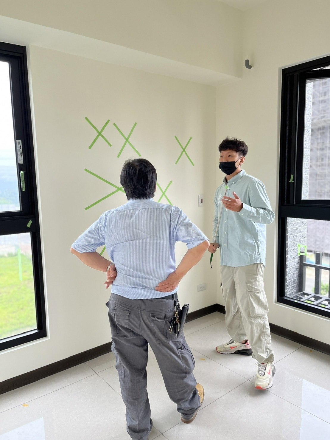 驗屋人員現場檢測溝通