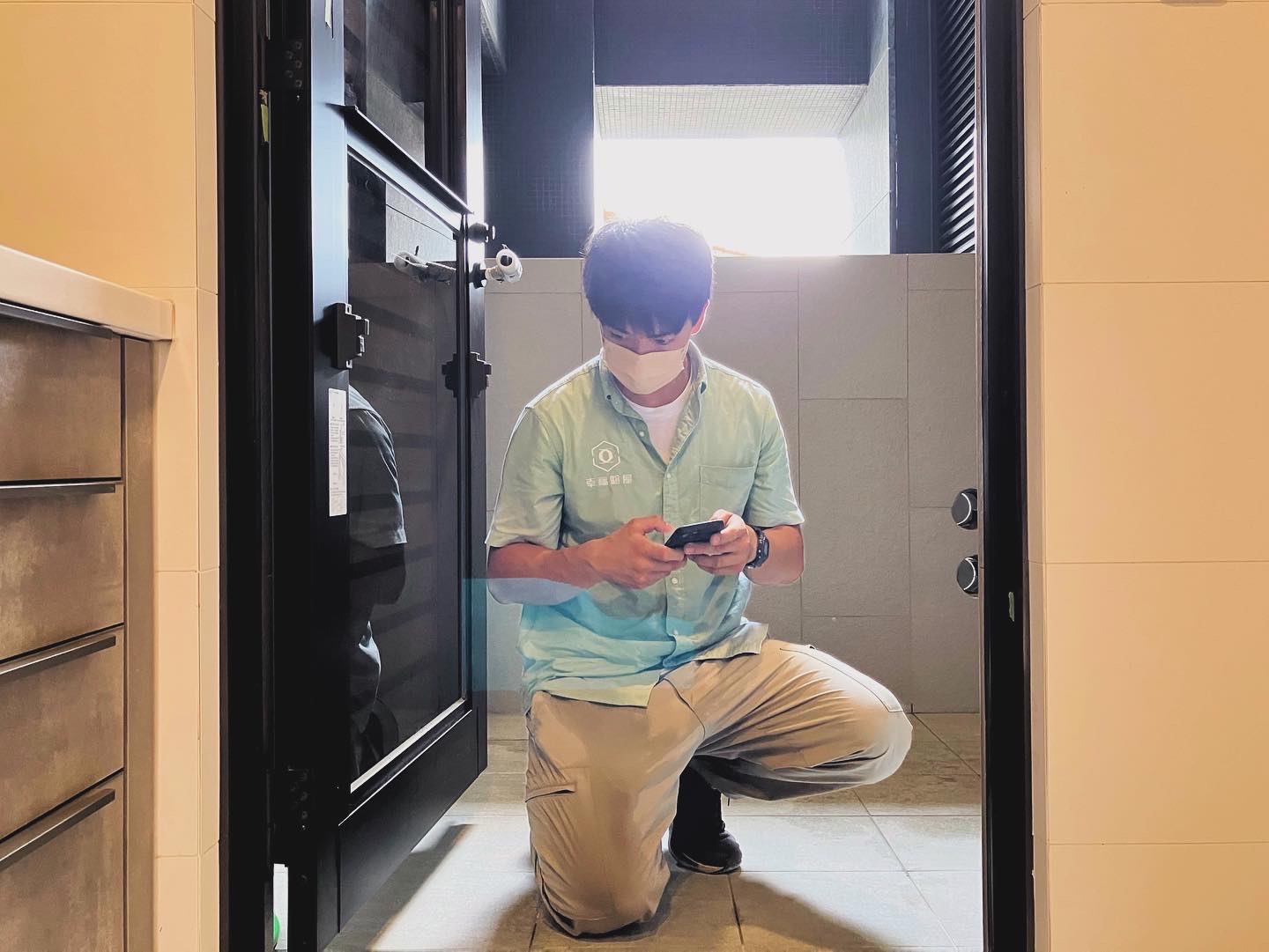 驗屋師使用內視鏡與檢測設備