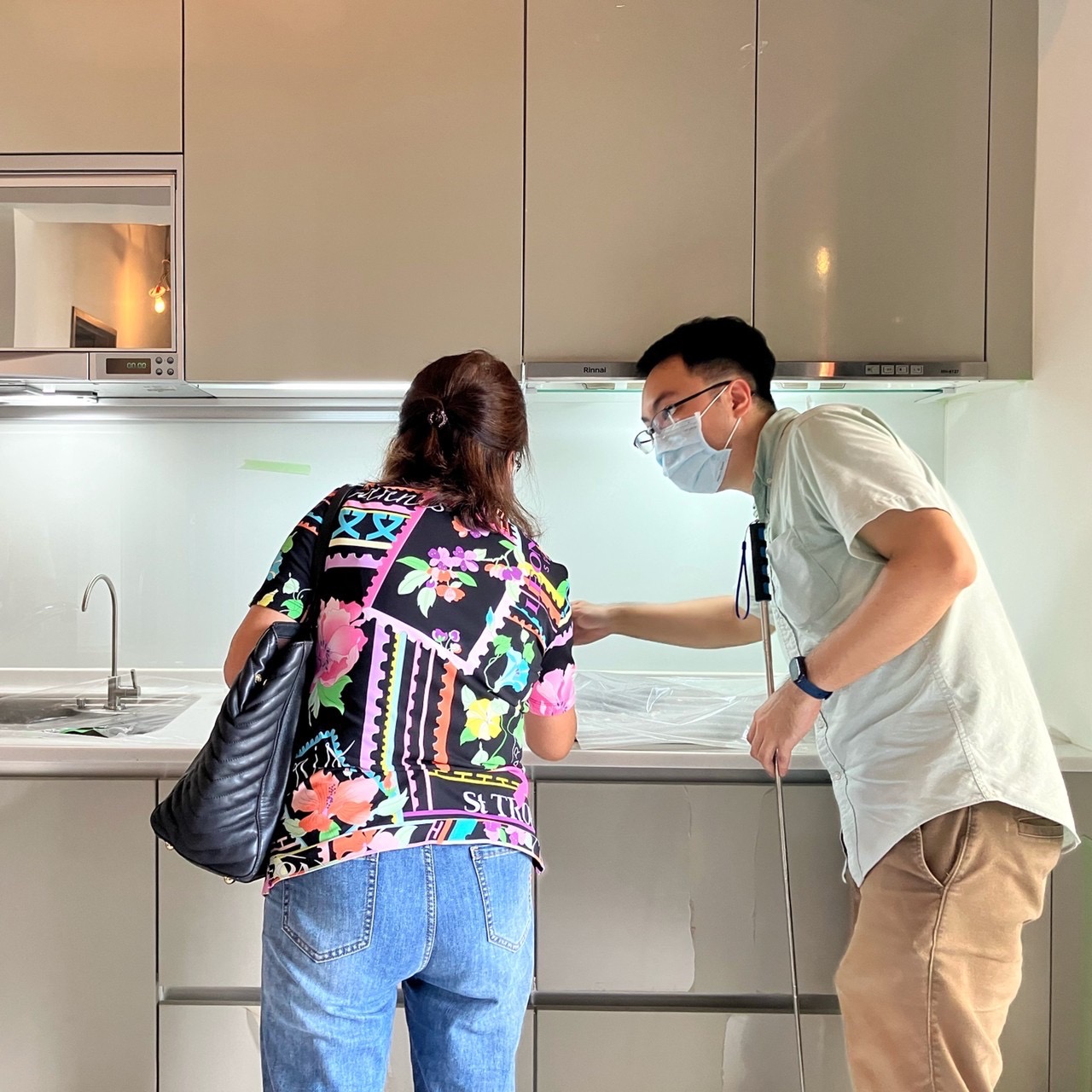 驗屋師現場向屋主耐心地進行解說