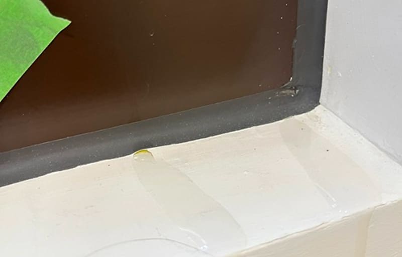 窗框與牆面接合處滲漏水